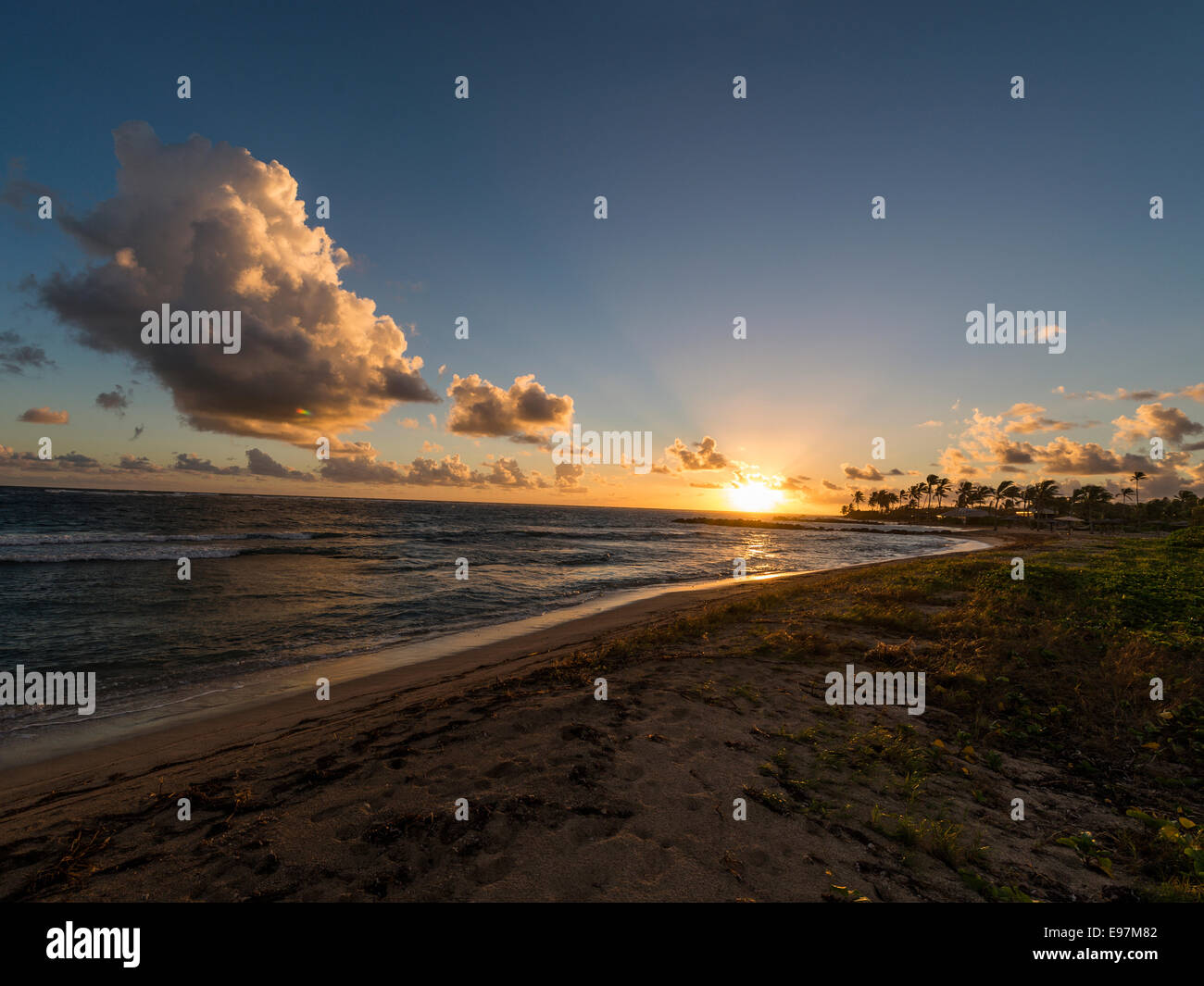 Paesaggio - il sorgere del sole dietro una nuvola la formazione in background con Long Haul Bay Beach e il mare dei Caraibi in primo piano. Foto Stock
