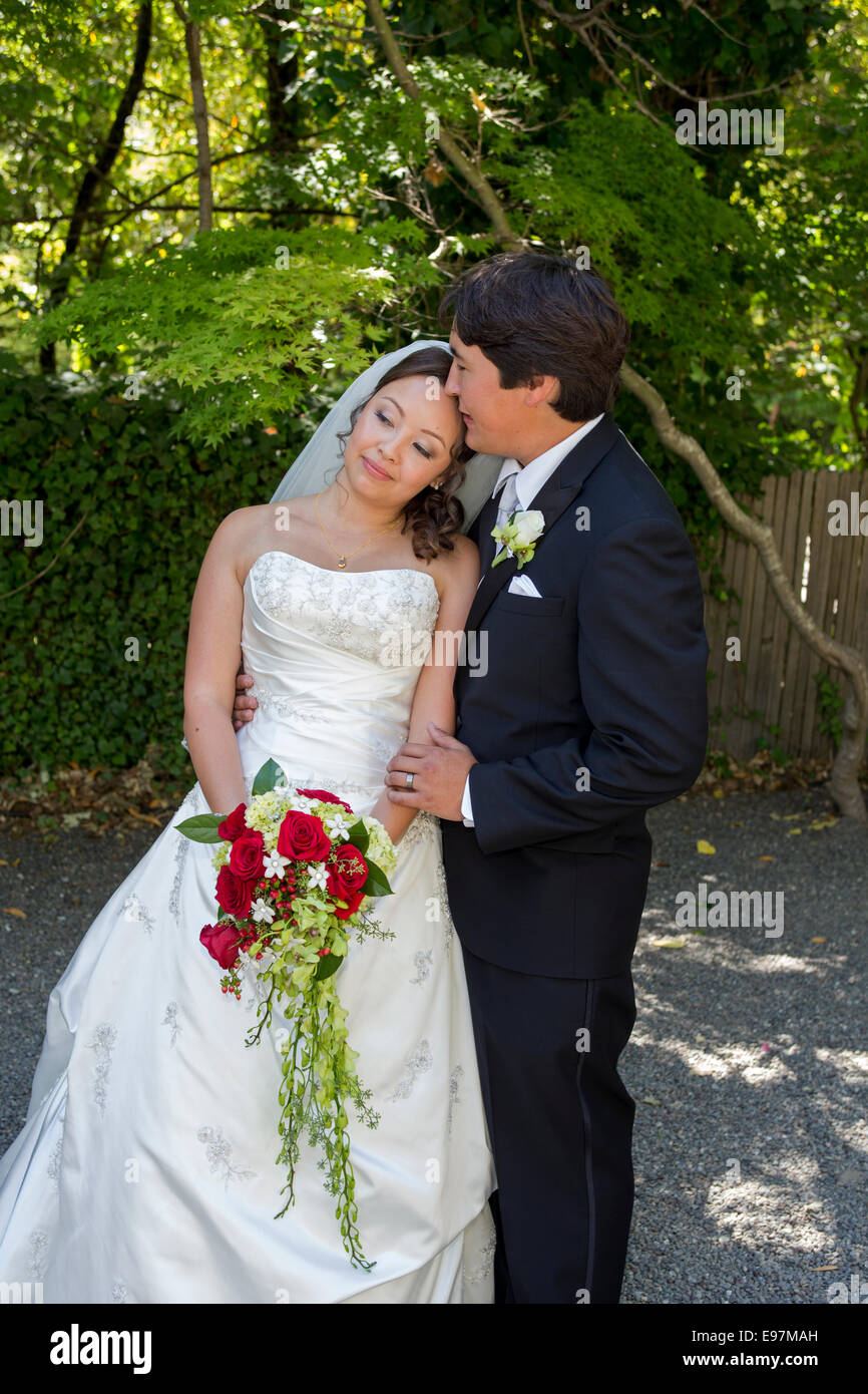 Sposa e lo sposo sposarsi matrimonio al Marin Arte e Garden Center nella città di Ross a Marin County in California Foto Stock