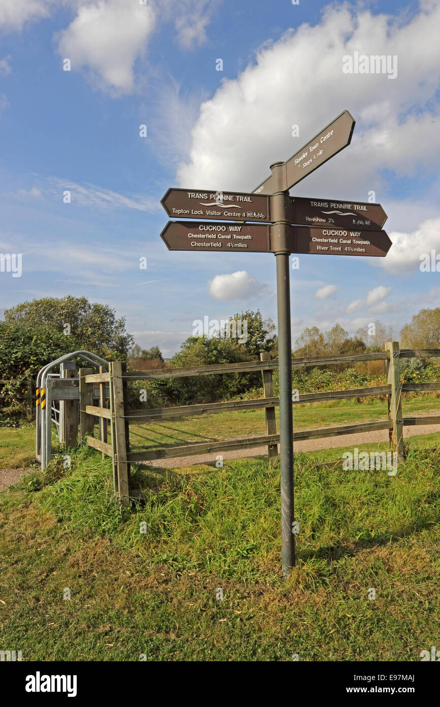 Cartello sulla Trans Pennine Trail e il cuculo modo. Foto Stock