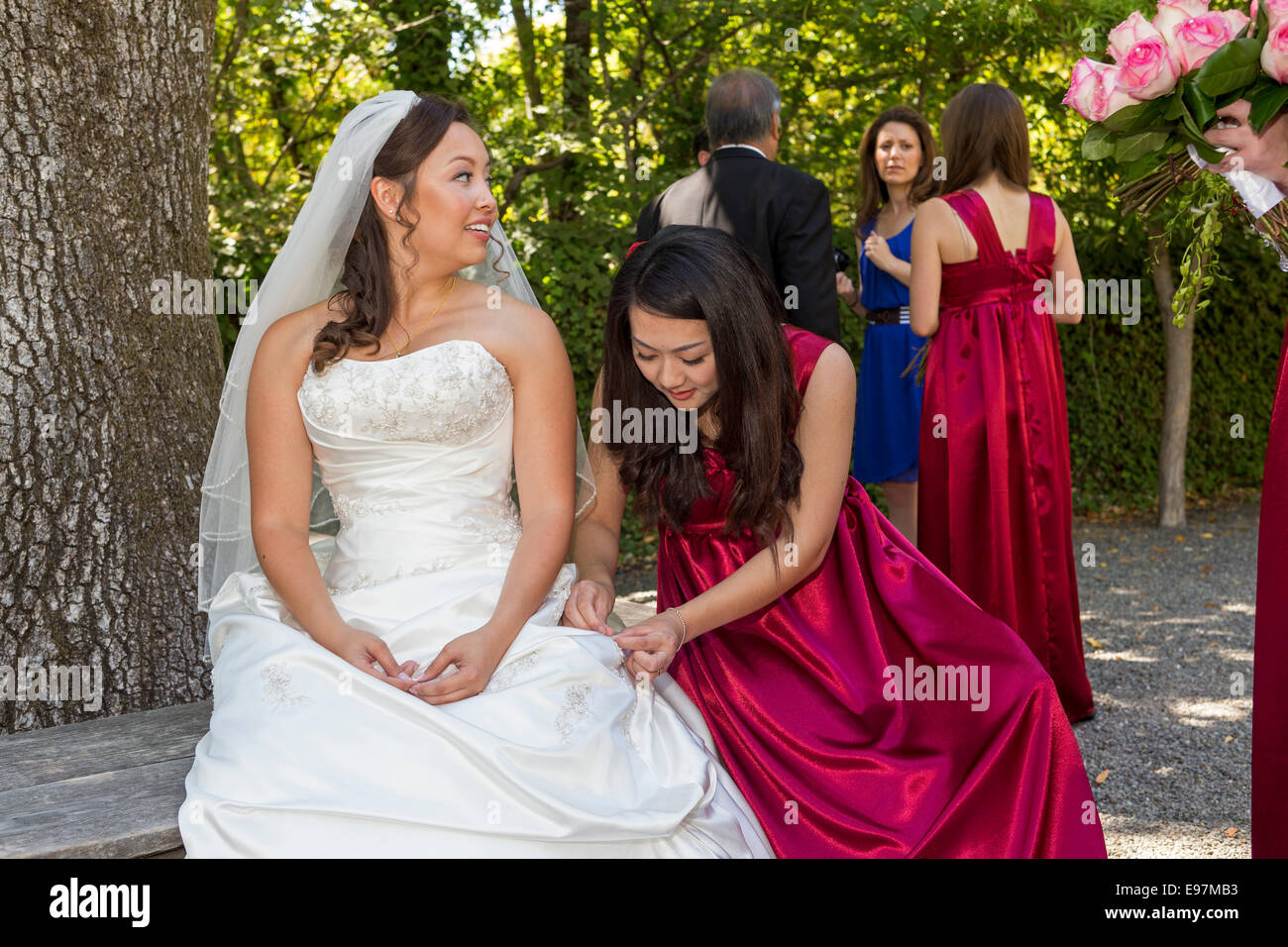 Sposa e damigella matrimonio al Marin Arte e Garden Center nella città di Ross a Marin County in California Foto Stock