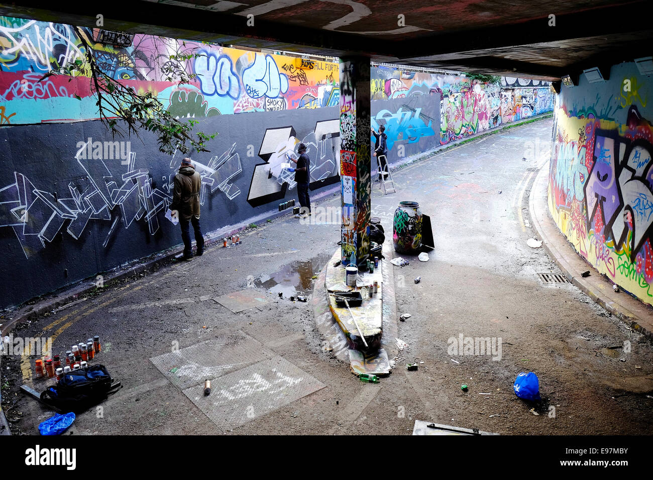 Artisti di graffiti decorare una parete Leake Street a Waterloo. Foto Stock