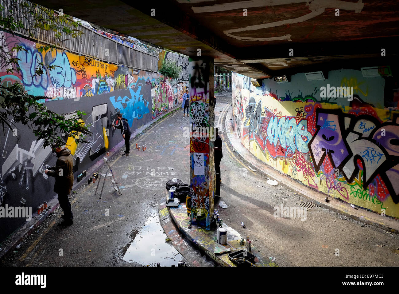 Artisti di graffiti decorare una parete Leake Street a Waterloo. Foto Stock