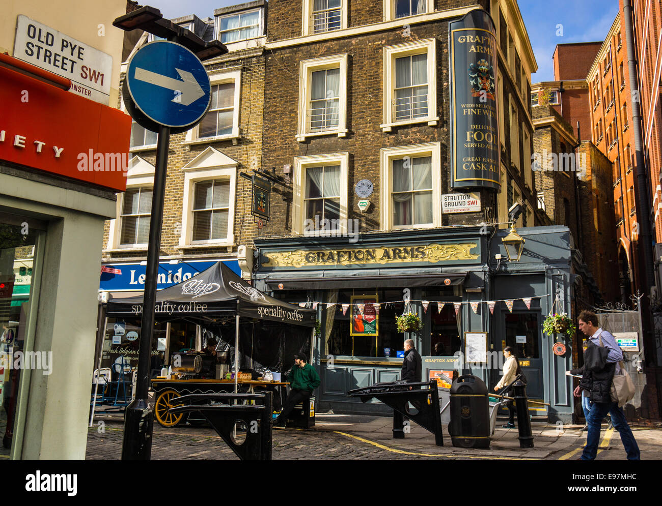 Folla di Londra La città capitale turisti scene di strada PUB EROS WESTMINSTER Foto Stock