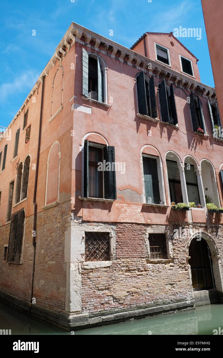 Un edificio sul Rio Terra pollo, San Polo, Venezia, Italia. Foto Stock