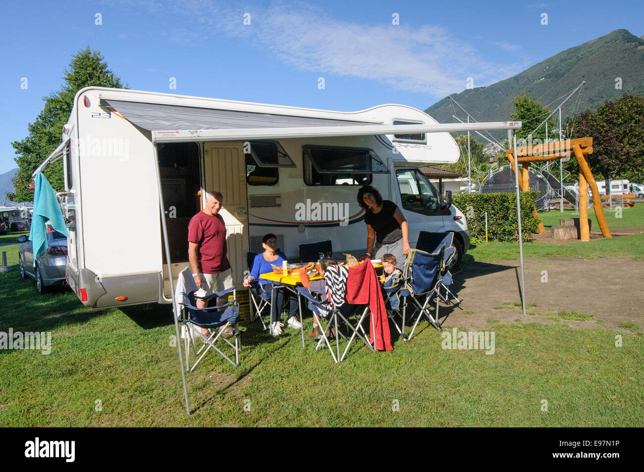 Motor home vacanze Dolomiti, Italia camper parcheggiato in un campeggio Foto Stock