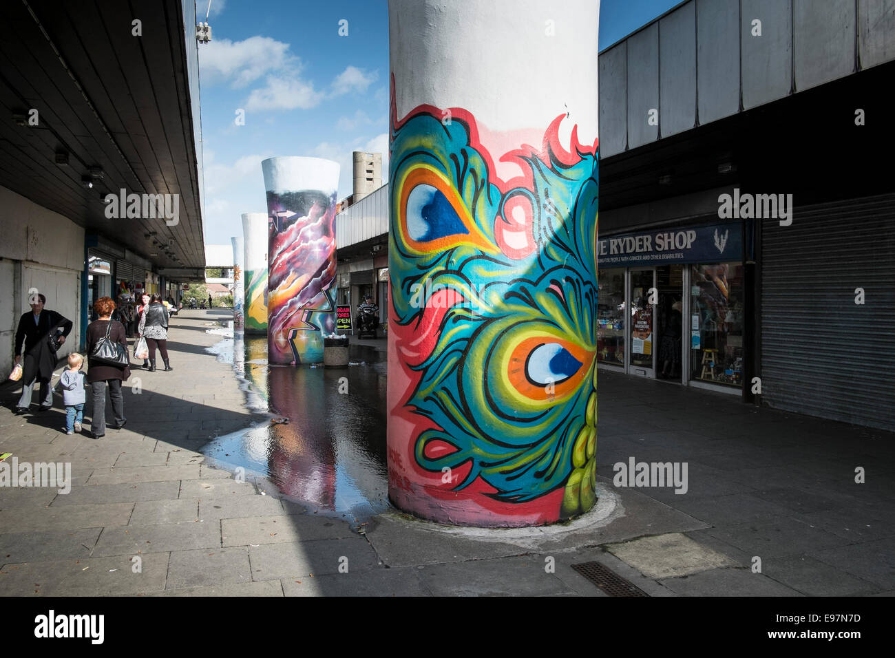 Coloratissimo graffito utilizzato nel tentativo di rallegrare un brutto malandato shopping centre in Essex. Foto Stock
