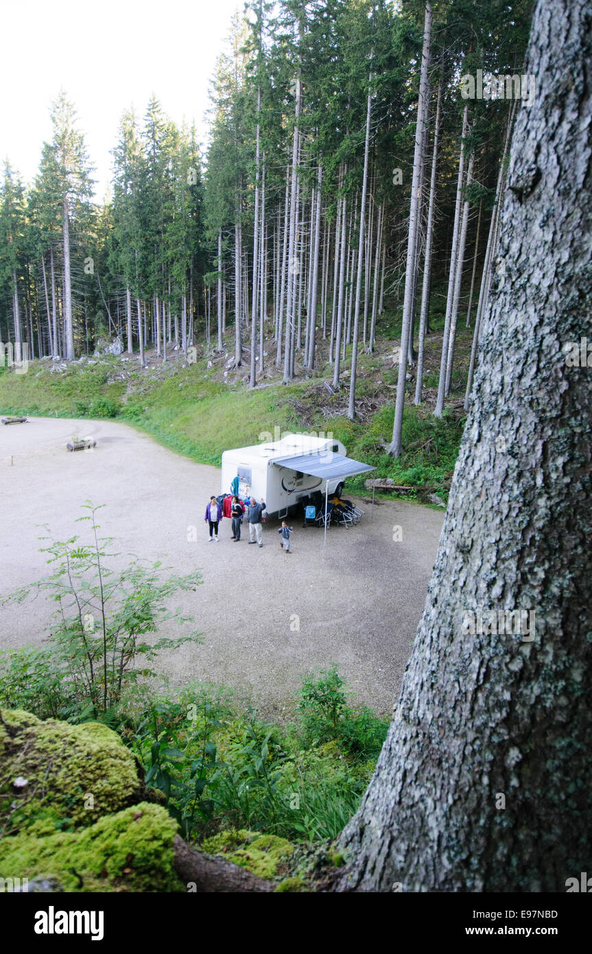 Campeggio mobile van a Carezza (Lago di Carezza), Dolomiti, Italia Foto Stock