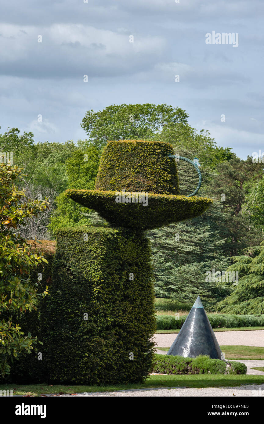 I giardini di Antony, Torpoint, Cornovaglia. Yew topiary a forma di tazza e piattino, con il cono Antony, una scultura d'acqua di William Pye Foto Stock
