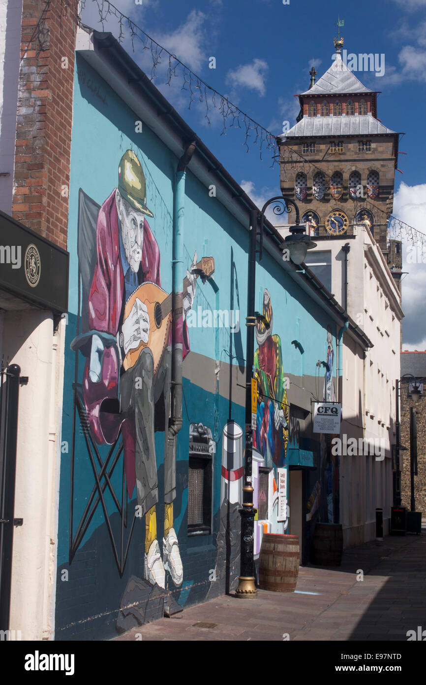 Womanby Street murale sulla parete del Cardiff quartiere della moda CFQ edificio con torre dell orologio del Castello di Cardiff nel castello di sfondo qua Foto Stock