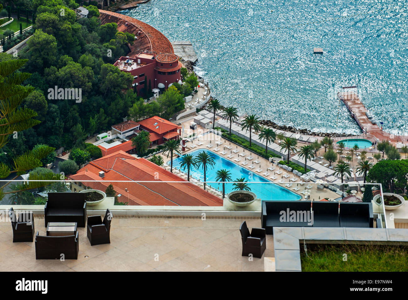 Vista sulla terrazza elegante e hotel dispone di piscina all'aperto lungo la spiaggia a Monte Carlo, Monaco lungo la Riviera francese Foto Stock