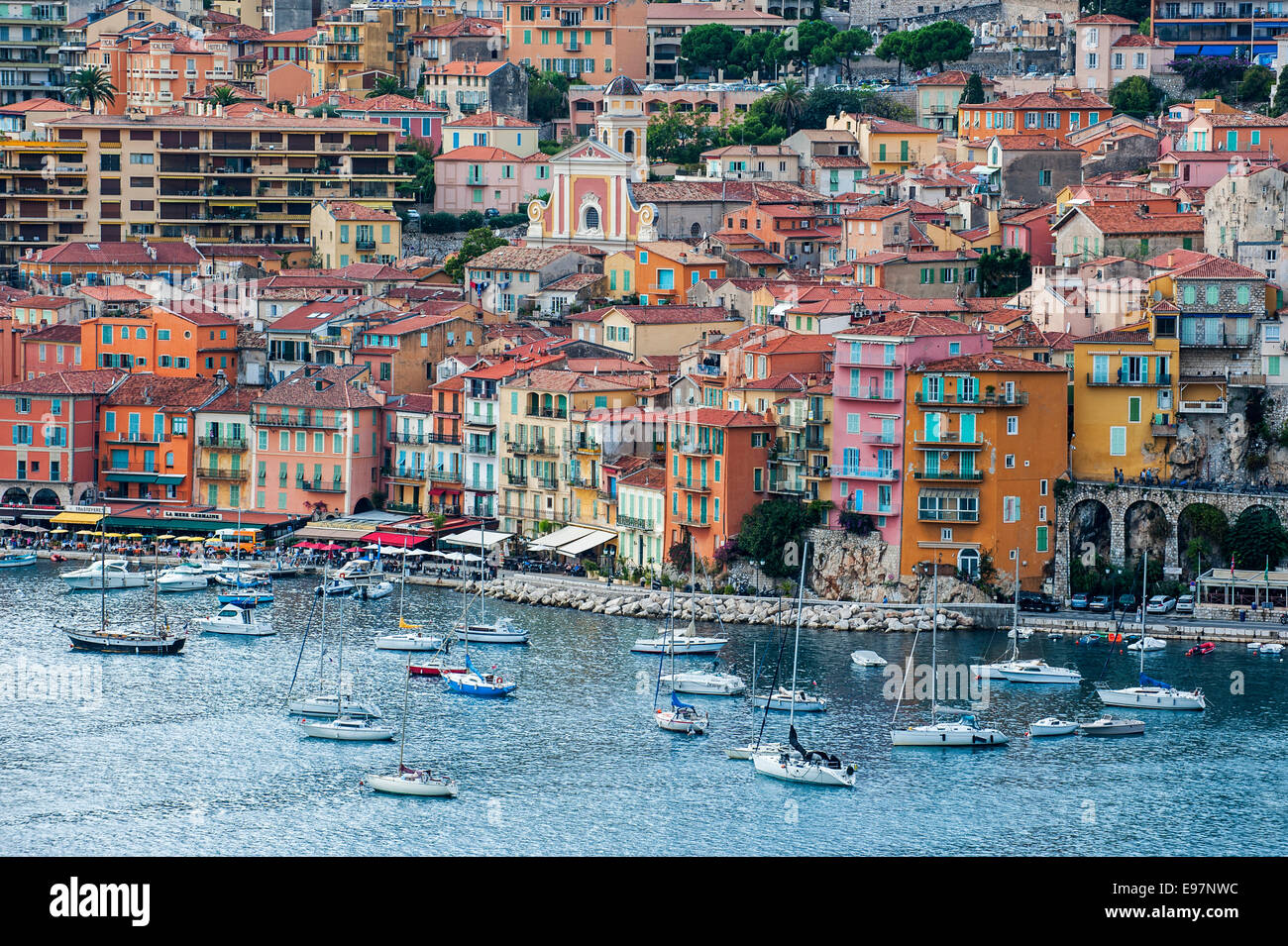 Barche a vela e case colorate nella città Nizza lungo la Riviera Francese, Côte d'Azur, Alpes-Maritimes, Francia Foto Stock
