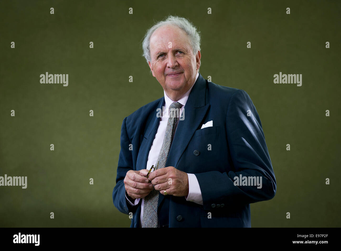 Scrittore e professore emerito di legge medica Alexander MacCall Smith al Edinburgh International Book Festival. Foto Stock