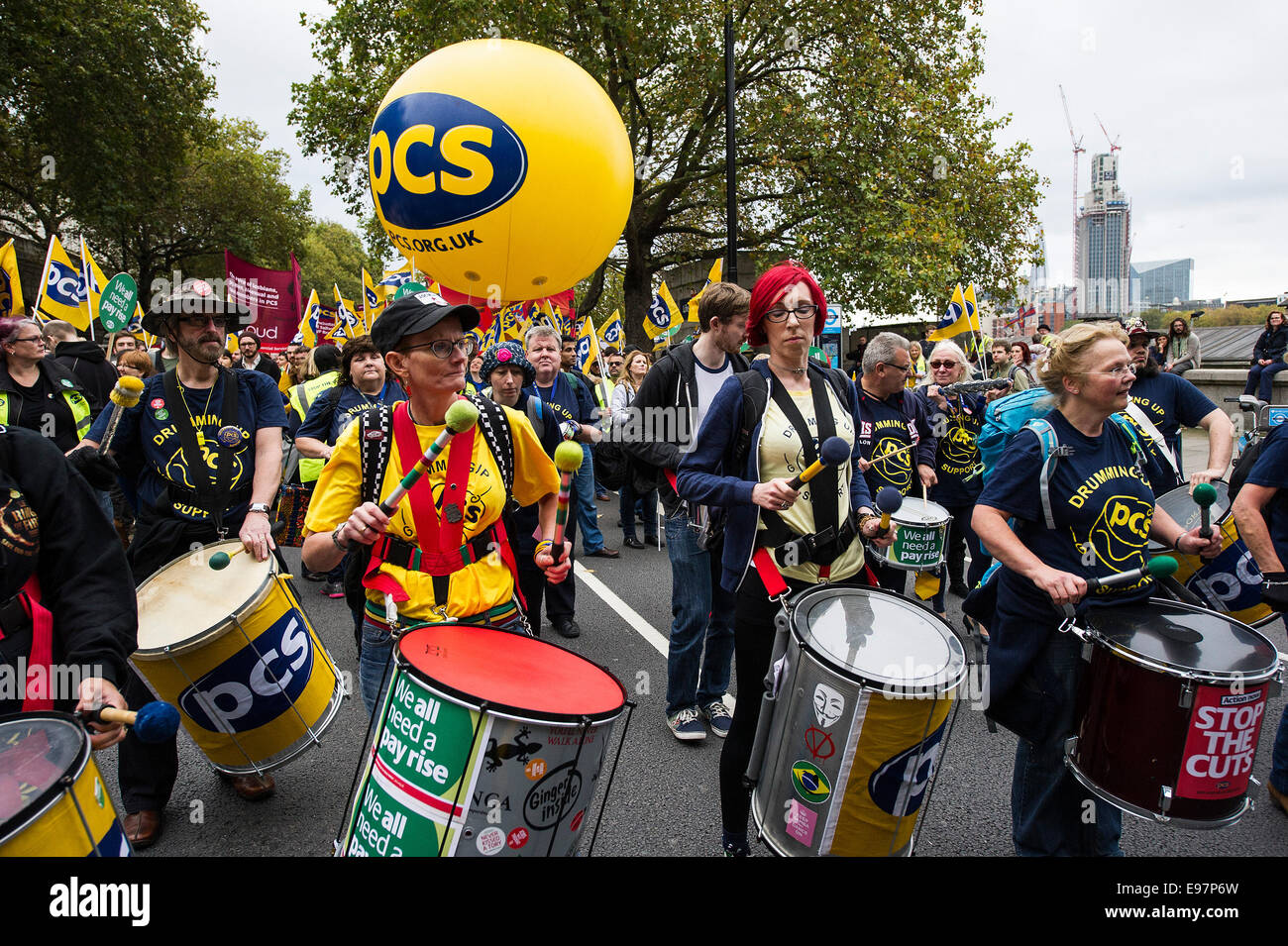 Un TUC manifestazione nazionale nel centro di Londra. Rullo di tamburi di supporto. Il PCS Unione banda Samba set off. Foto Stock