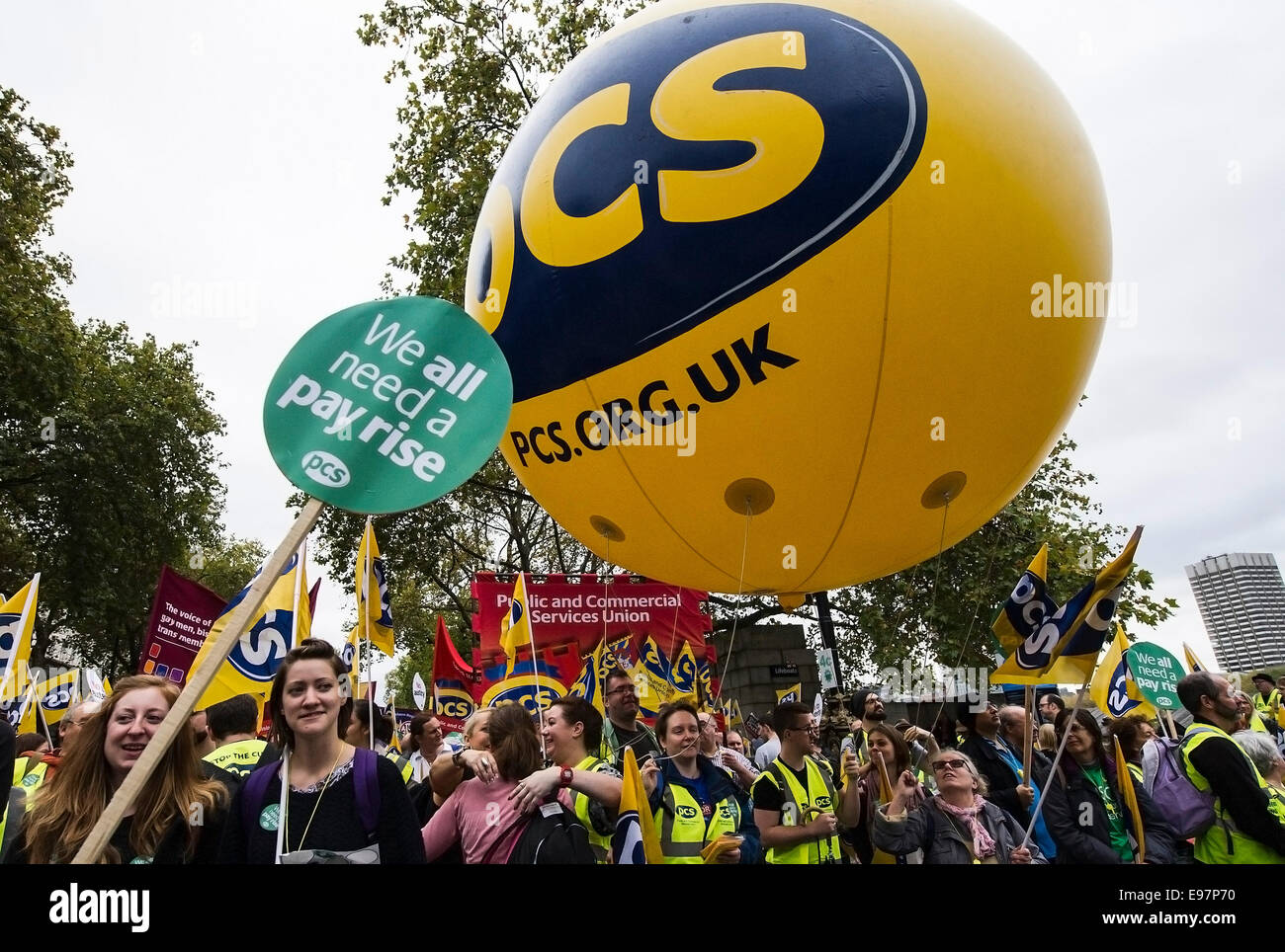 "La Gran Bretagna ha bisogno di un' Payrise UN TUC manifestazione nazionale nel centro di Londra. I membri di PC sindacato impostato su off. Foto Stock