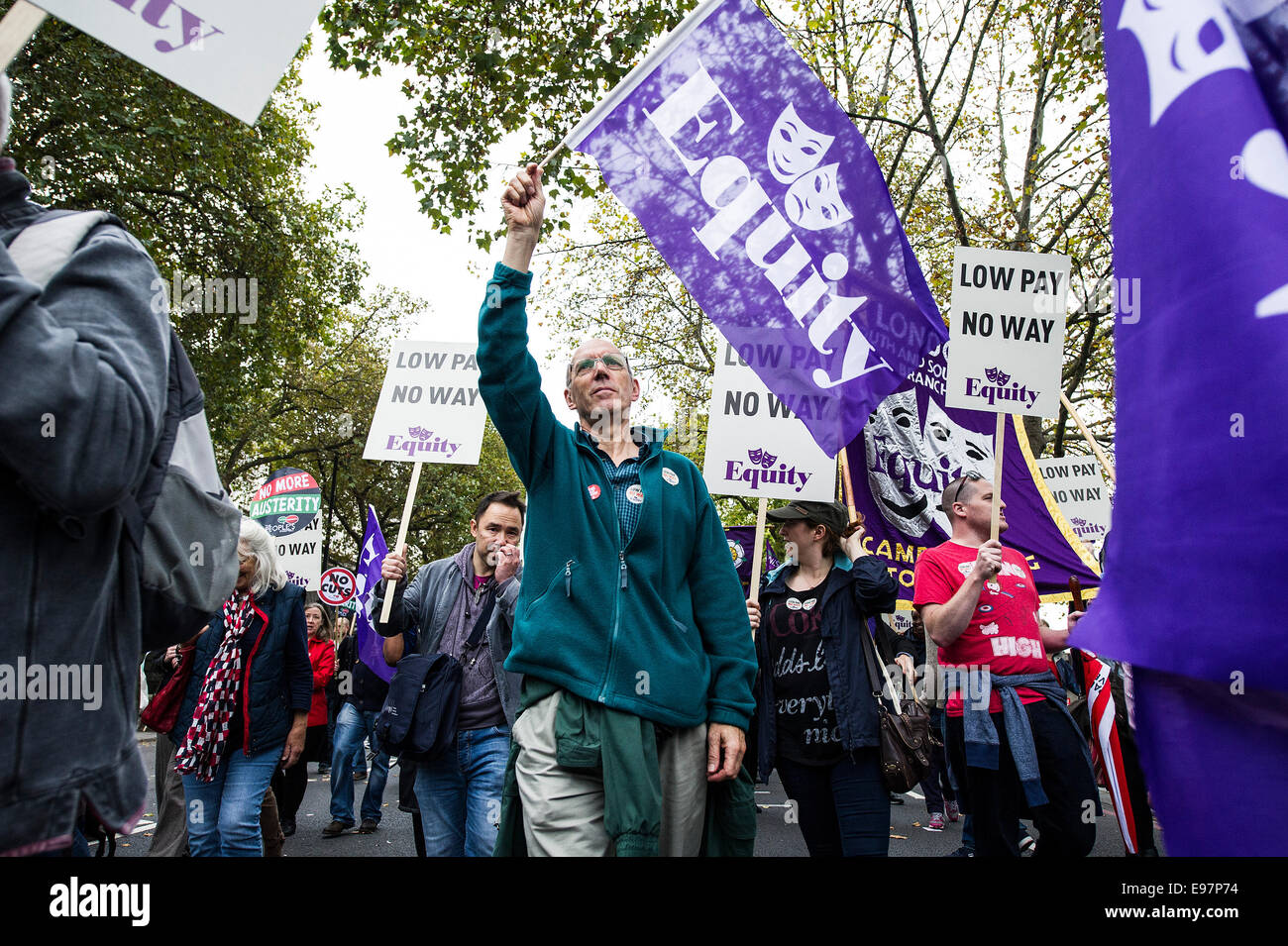 Un TUC manifestazione nazionale nel centro di Londra. Un elemento di patrimonio netto sventola una bandiera a marzo al set off. Foto Stock