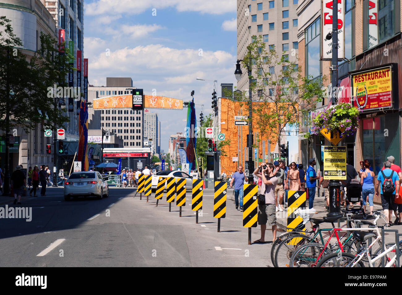 Ste Catherine Street, il centro cittadino di Montreal, provincia del Québec in Canada. Foto Stock