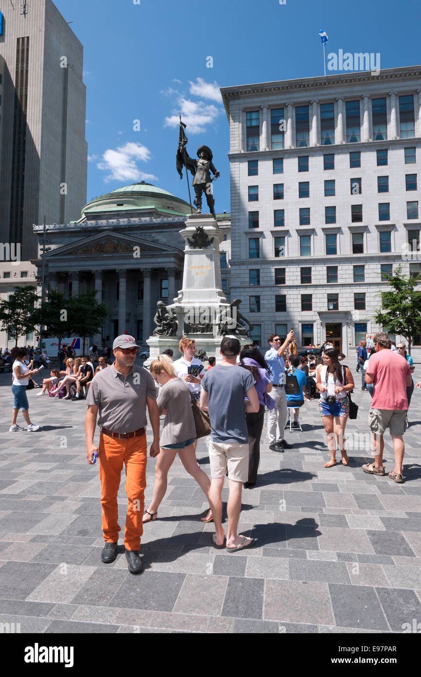 I visitatori su Place d'Armes, la Vecchia Montreal, provincia del Québec in Canada. Foto Stock