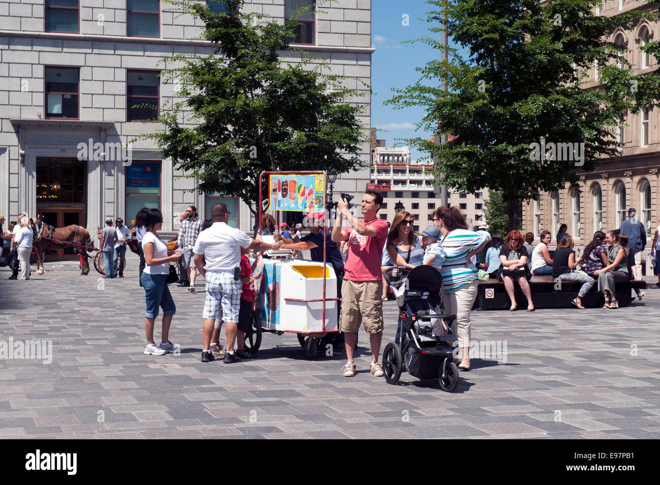 I visitatori su Place d'Armes, la Vecchia Montreal, provincia del Québec in Canada. Foto Stock