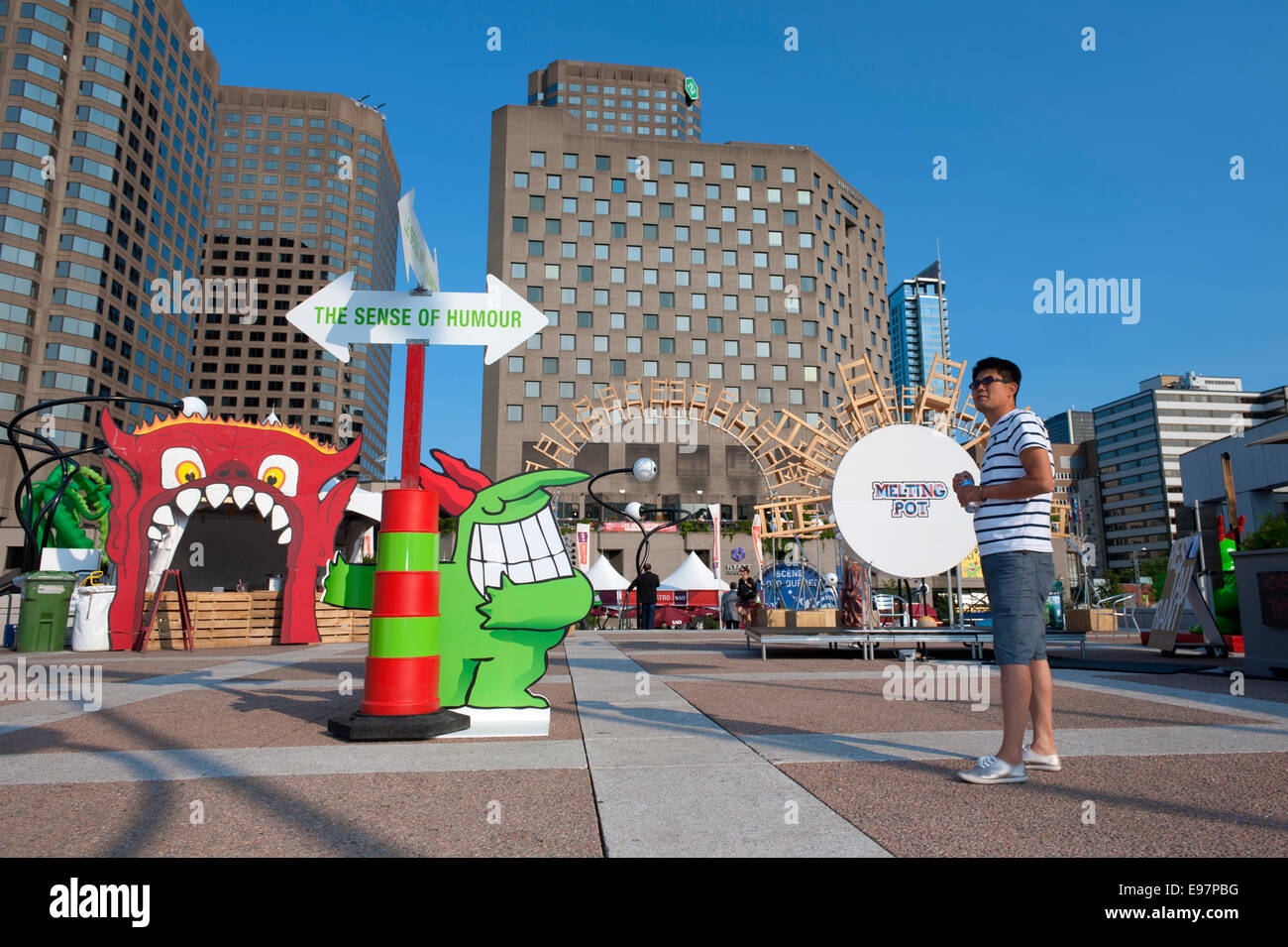 Visitatore sull Esplanade de la Place des Arts durante il giusto per Ride Festival, a Montreal, provincia del Québec in Canada. Foto Stock