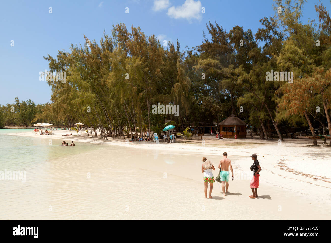 Ile aux Cerfs isola e spiaggia, una piccola vacanza tropicale isola appena fuori della costa orientale, Mauritius, Africa Foto Stock