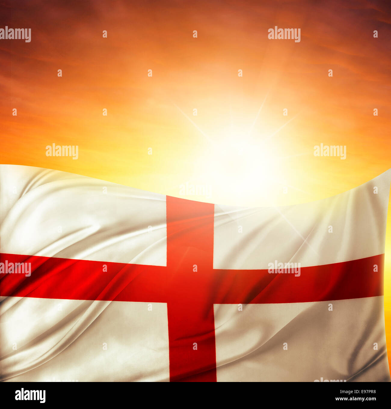 Bandiera inglese nella parte anteriore del cielo luminoso Foto Stock
