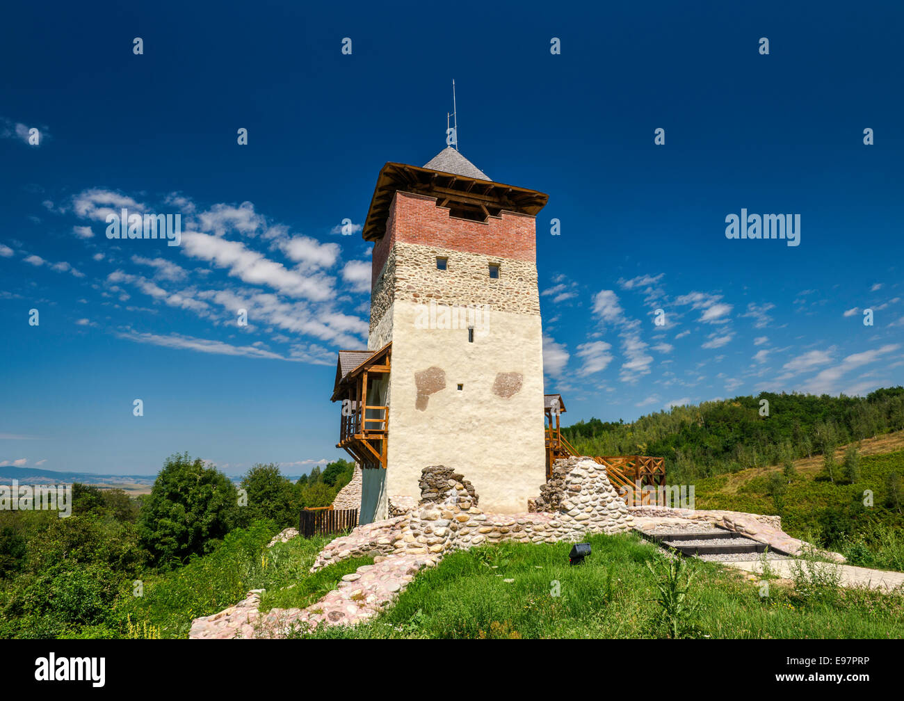 Cetatea Malaiesti, restaurato castello sulla collina sopra il villaggio di Malaiesti, Carpazi Meridionali, Transilvania, Romania Foto Stock