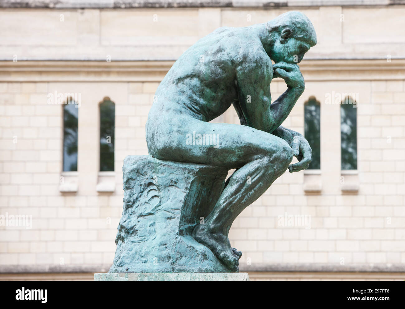 Grandi sculture, tra cui famoso 'Il Pensatore" sul display in corrispondenza di giardini del Museo Rodin, Parigi, Francia. Foto Stock