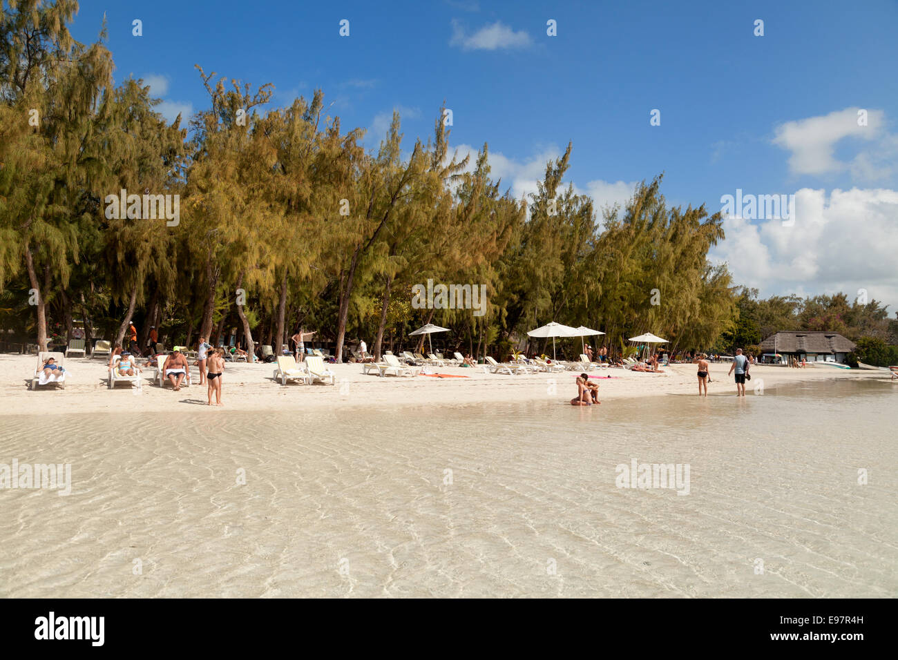 I turisti sulla spiaggia, Ile aux Cerfs isola, east coast, Mauritius Foto Stock