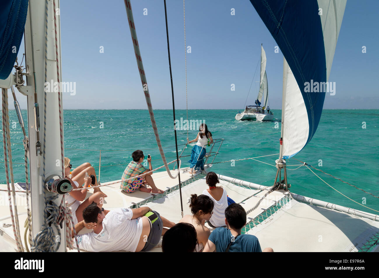 La gente in barca a vela in Oceano Indiano al largo della costa di Mauritius Foto Stock