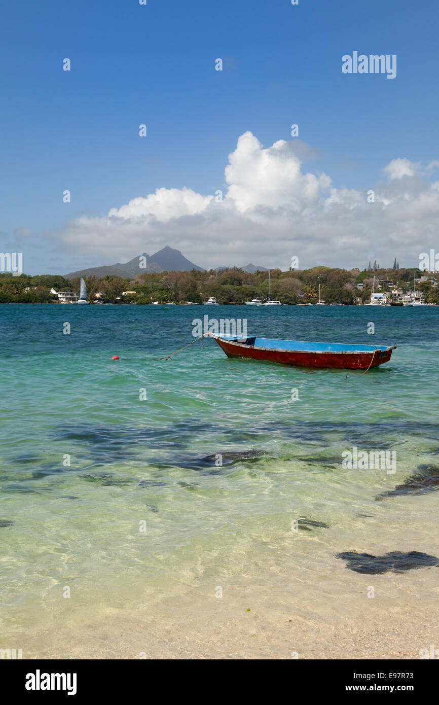 Maurizio, Costa orientale paesaggio con oceano indiano e montagne, Mauritius, Africa Foto Stock