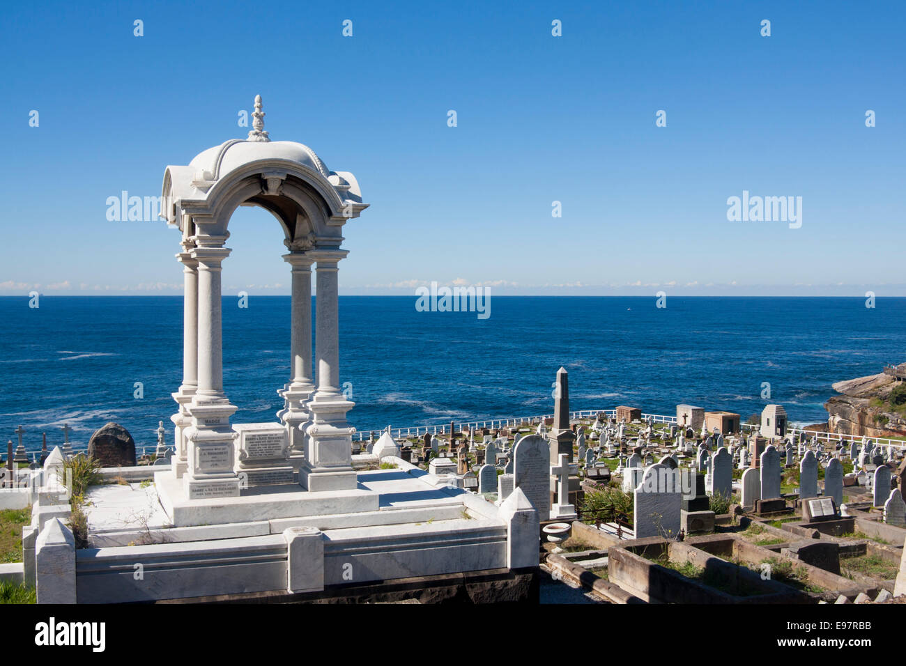 Cimitero di Waverley affacciato sull'Oceano Pacifico Mare di Tasman pietra bianca tomba di famiglia e le lapidi sulla collina fino al mare Subu orientale Foto Stock