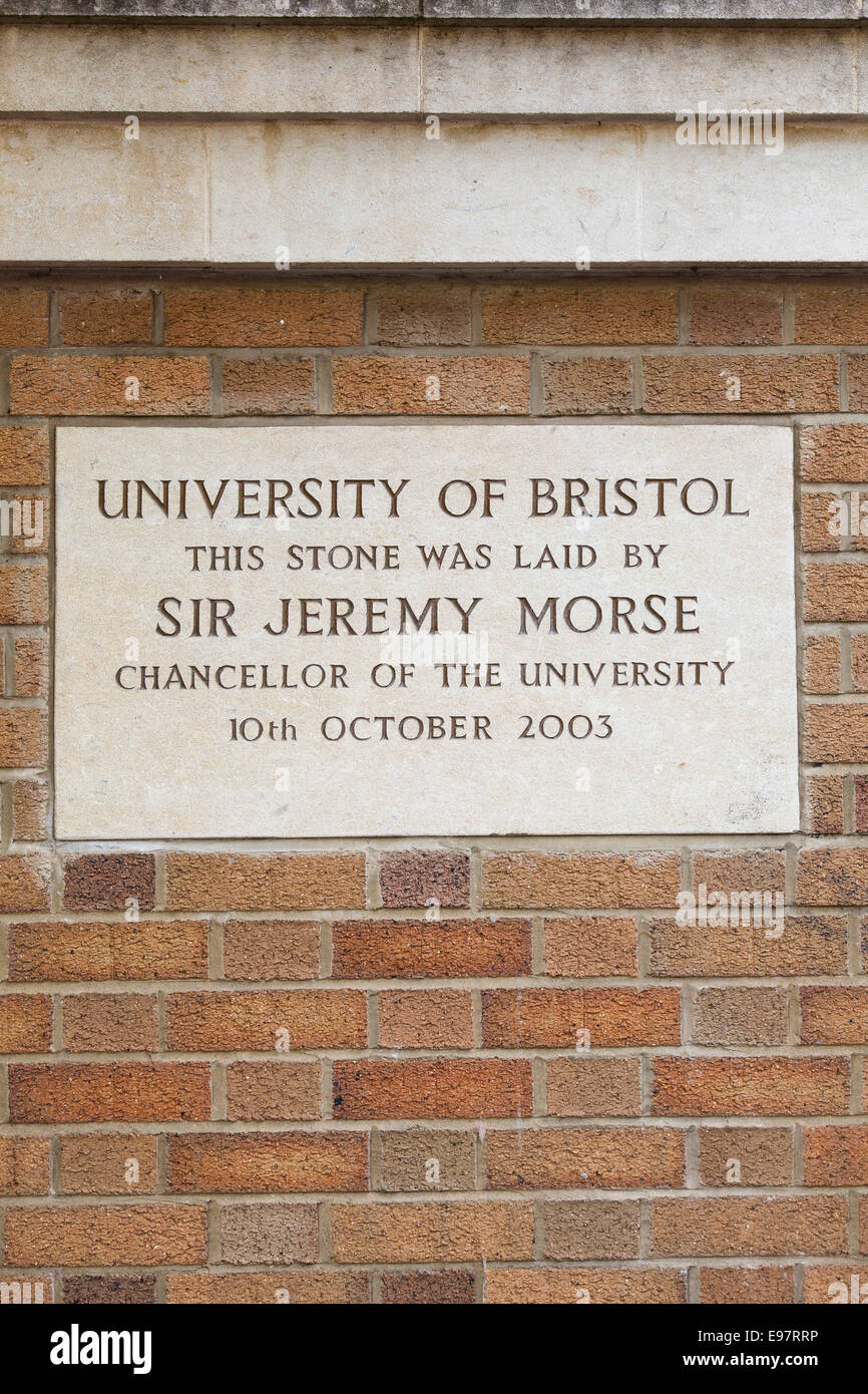 Pietra di fondazione prevista da Sir Jeremy Morse in un edificio in Bristol University. Foto Stock