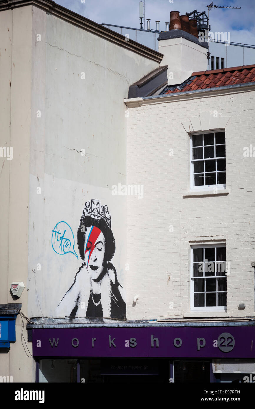 "Banksy' murale raffigurante la regina Elisabetta II in "Ziggy Stardust' stile su una parete in Bristol. Foto Stock