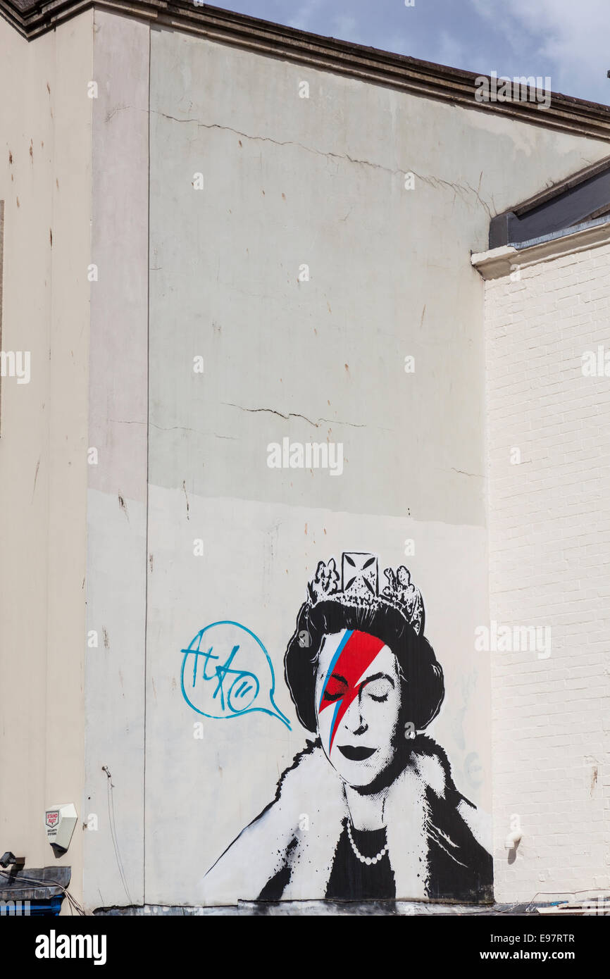 "Banksy' murale raffigurante la regina Elisabetta II in "Ziggy Stardust' stile su una parete in Bristol. Foto Stock