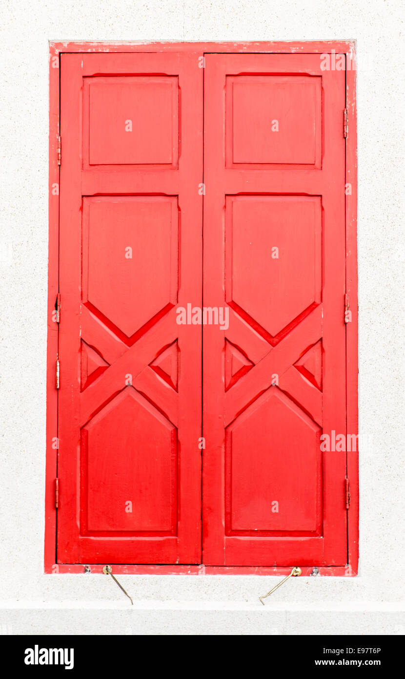 In legno finestra rossa muro bianco nel tempio Foto Stock