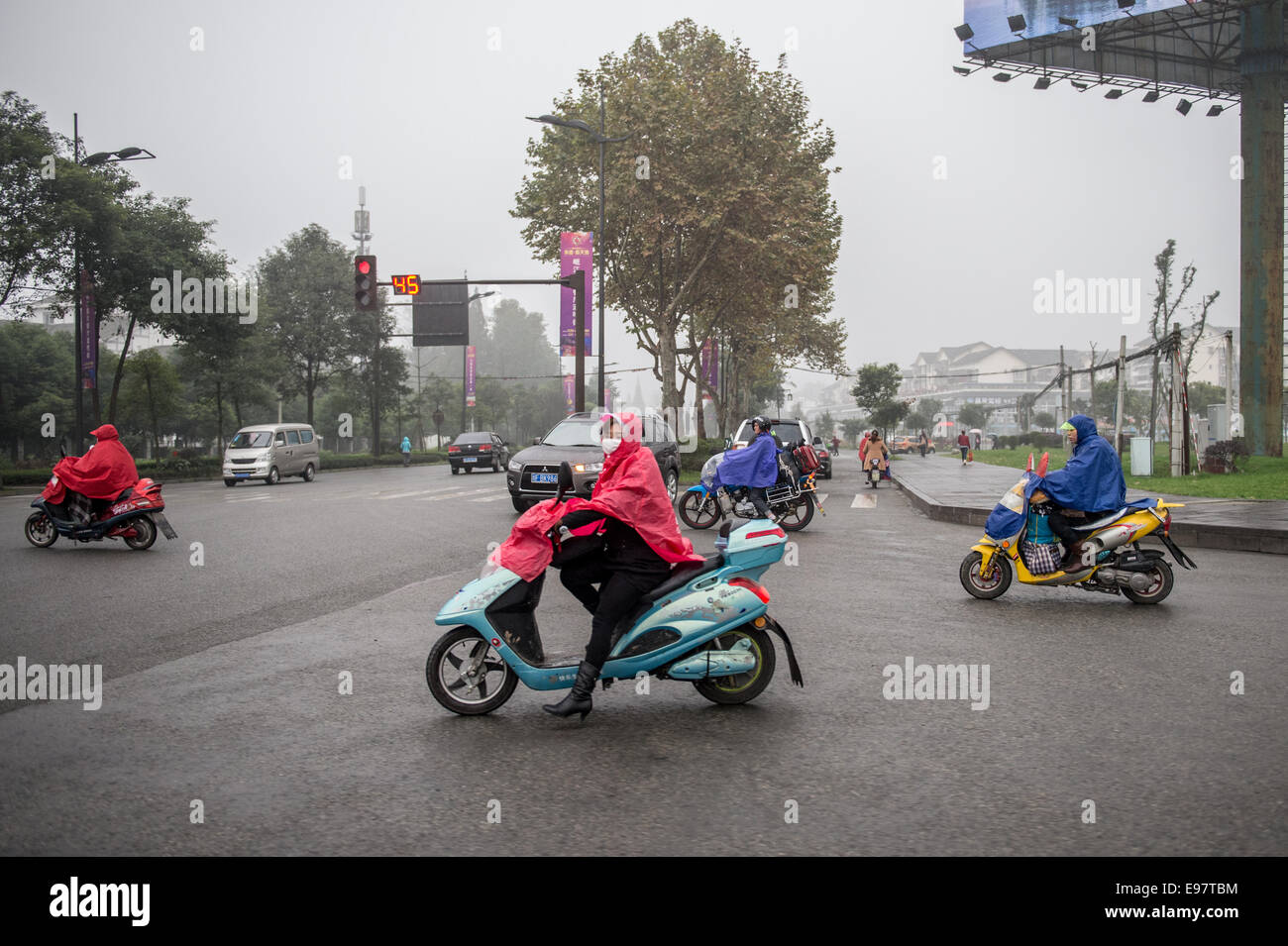 Pendolari don pioggia marcia in Ya'an, Sichuan, in Cina. (Foto di Ami vitale) Foto Stock