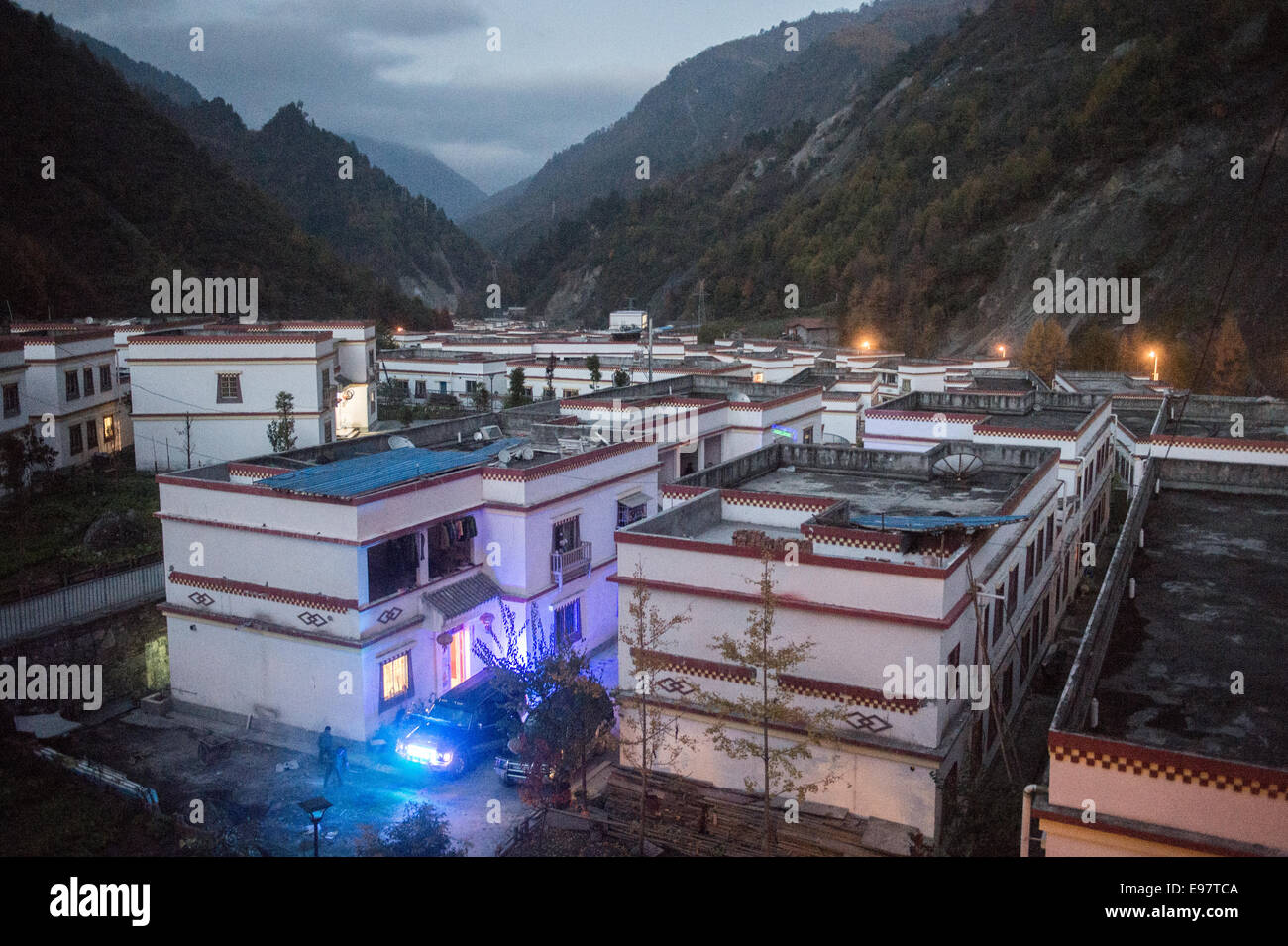 La notte scende al di sopra di un paese di montagna in Cina. (Foto di Ami vitale) Foto Stock