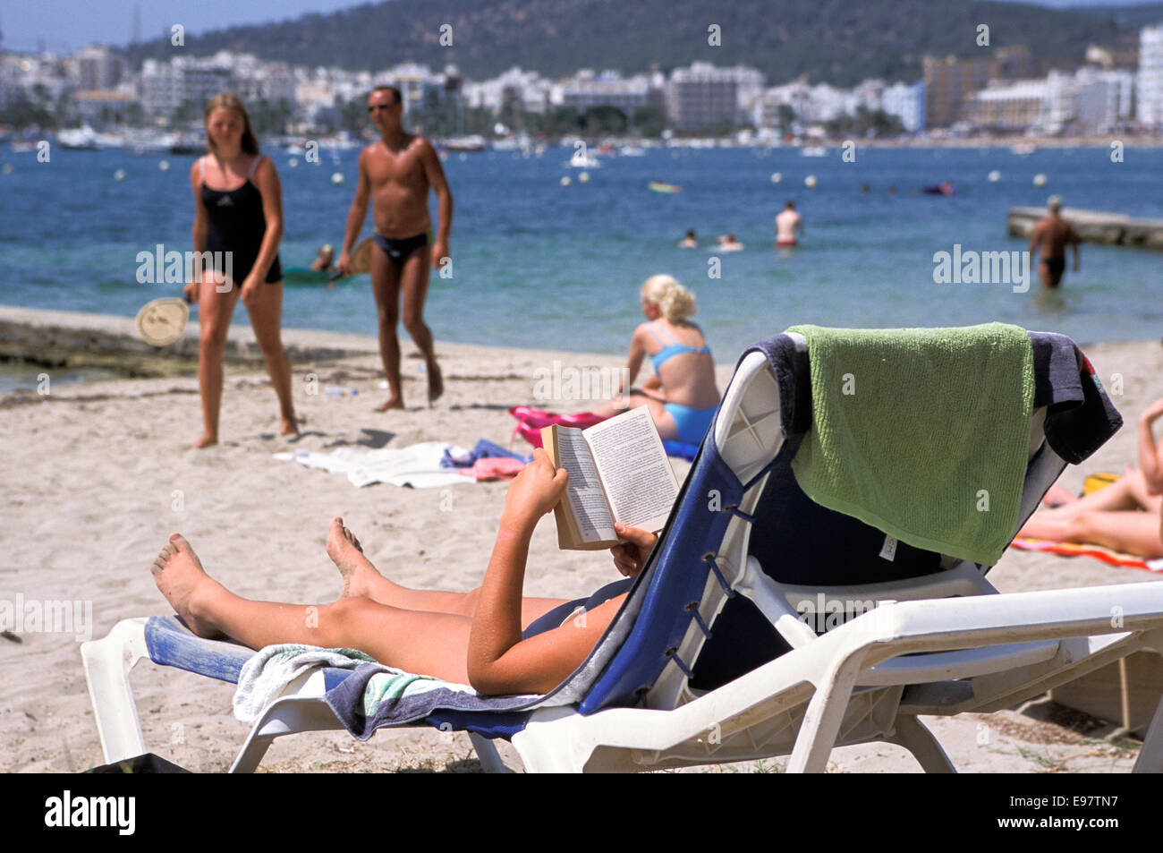 Prendere il sole sulla spiaggia a San Antonio, Ibiza, Spagna Foto Stock