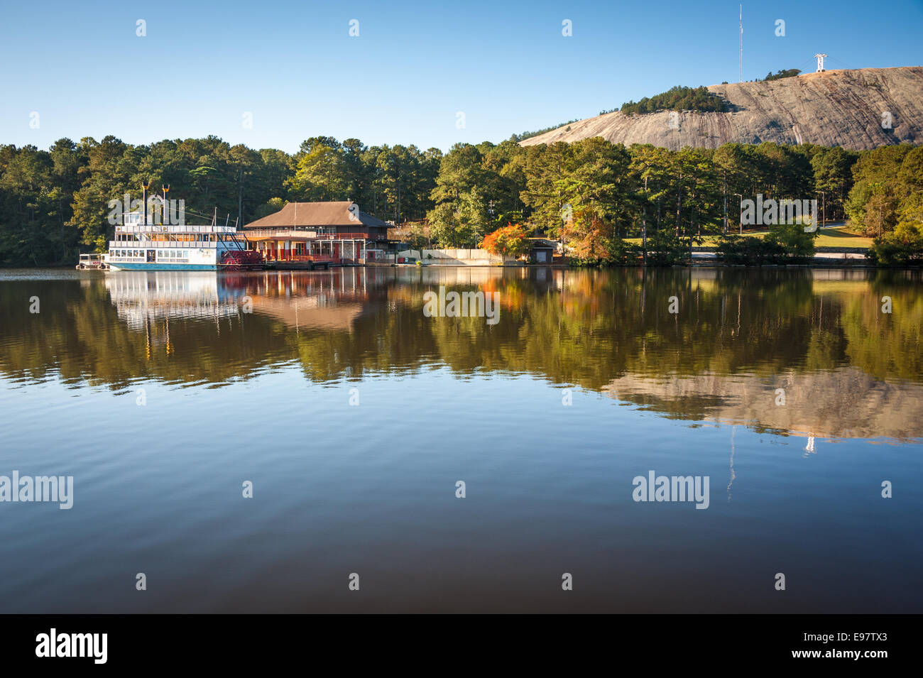 Autunno sunrise vista sul lago a Stone Mountain Park di Atlanta, Georgia. Stati Uniti d'America. Foto Stock