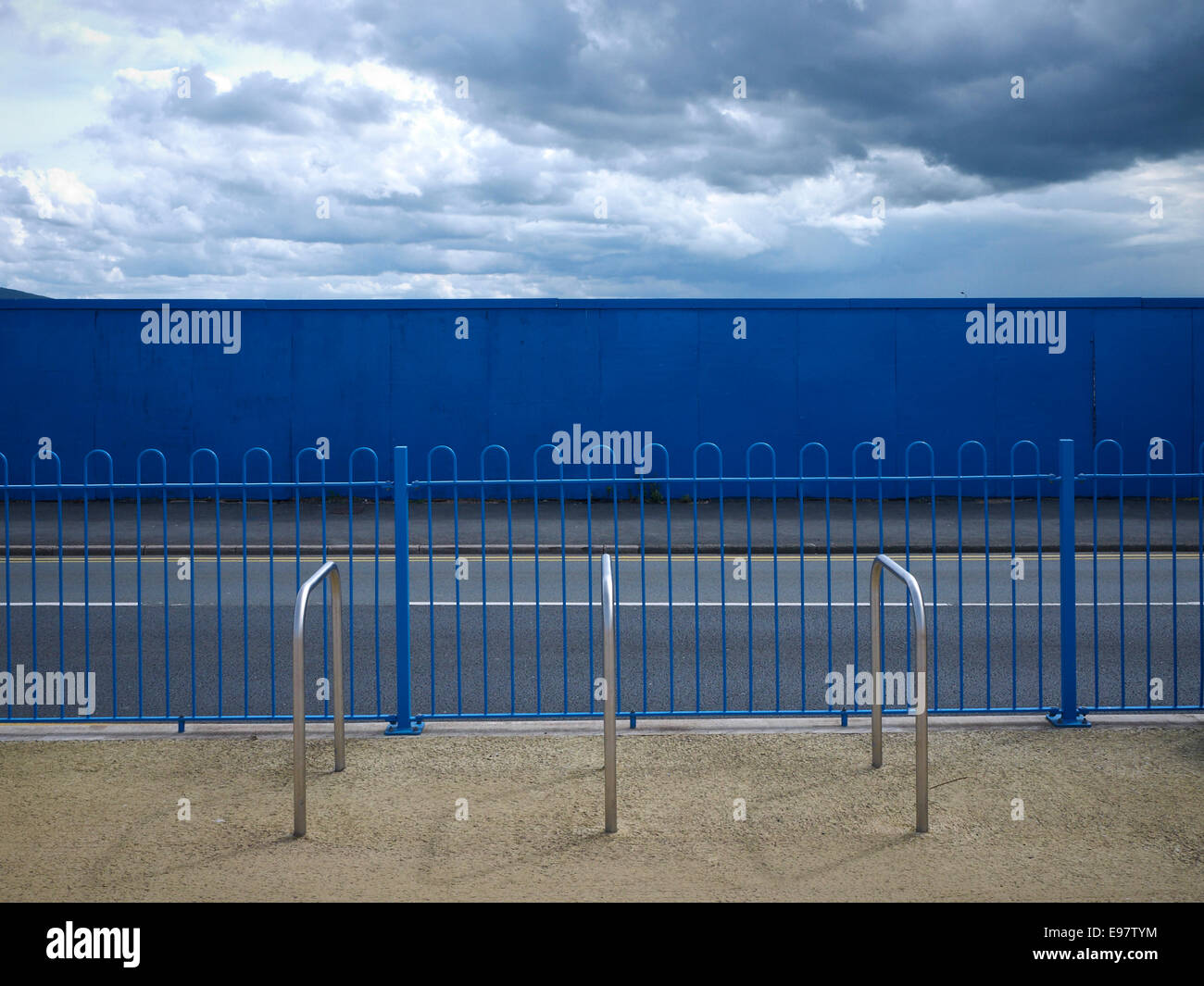 Portabiciclette con recinto di blu di fronte all'Oceano abbandonati Plaza progetto in Rhyl Wales UK Foto Stock