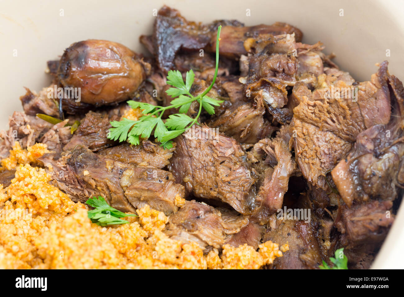 Bagno turco arrosto di agnello, kuzu tandir la, con Bulgur pilaf in una ciotola, primo piano Foto Stock
