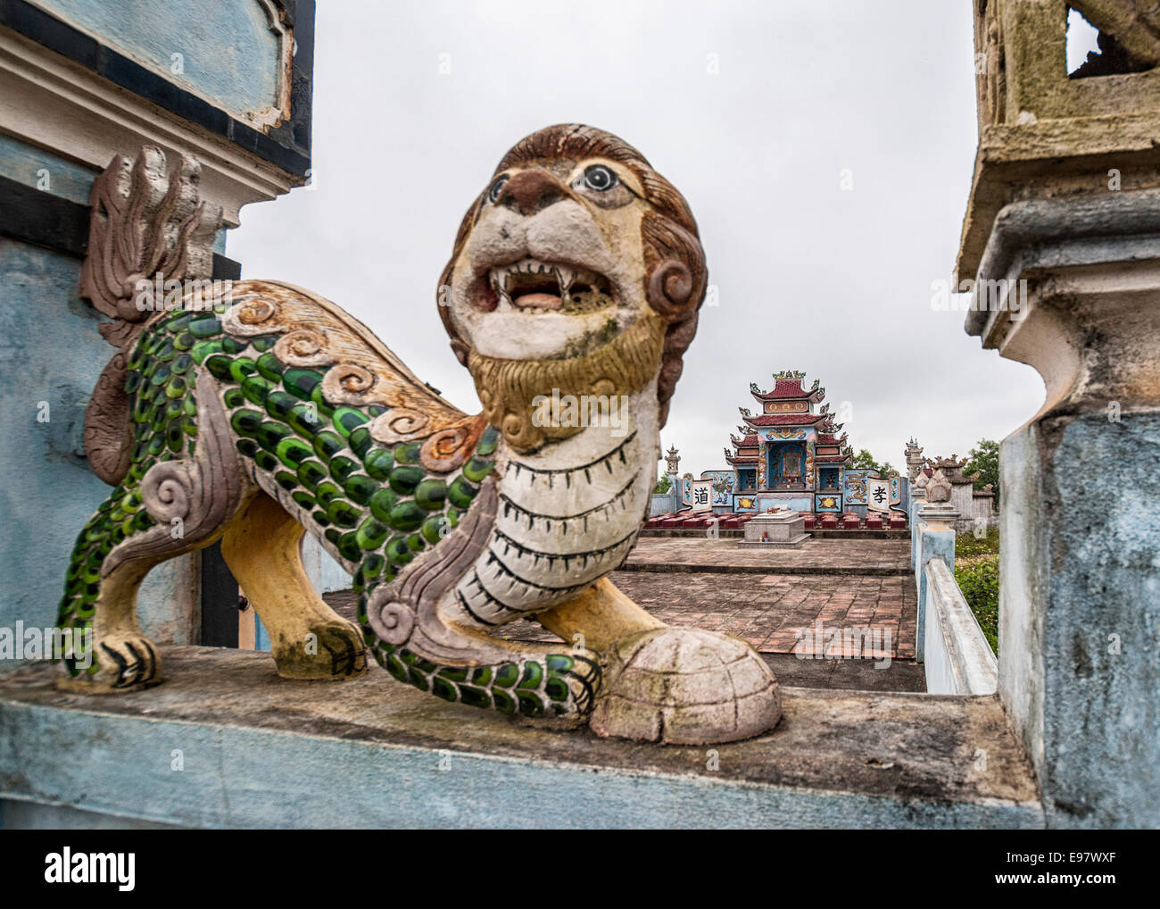 La Chimera dragon decora la famiglia grave stampa sul cimitero in Vietnam. Foto Stock