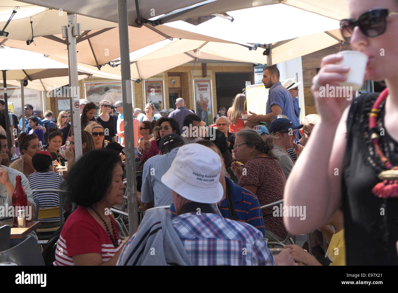 La folla in Manly Corso durante l'annuale festival jazz, sydney, Australia godendo bevande al pop up bar Foto Stock