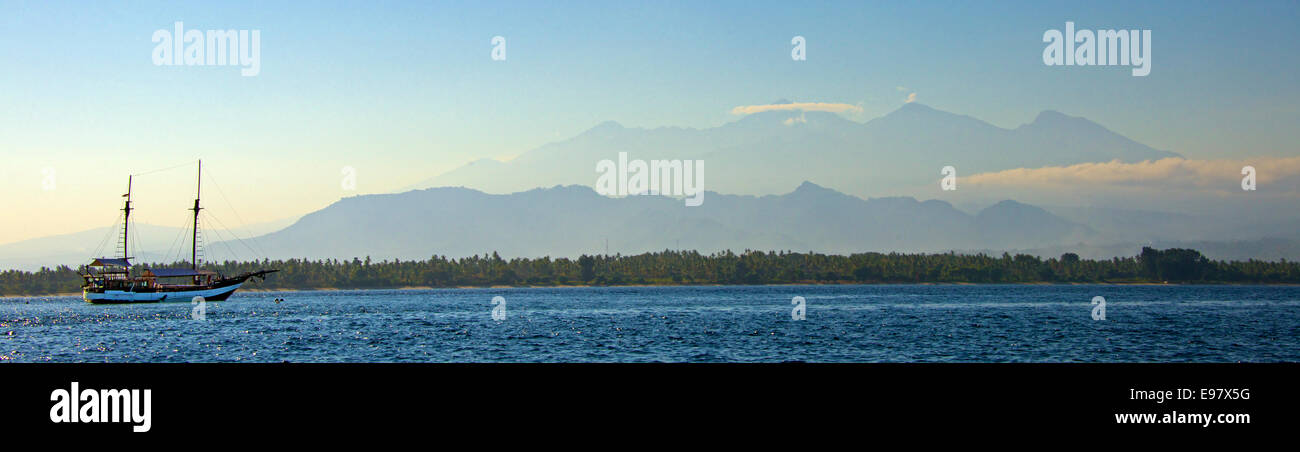Vista panoramica dell'Isola di Lombok e due masted yacht Indonesia Foto Stock