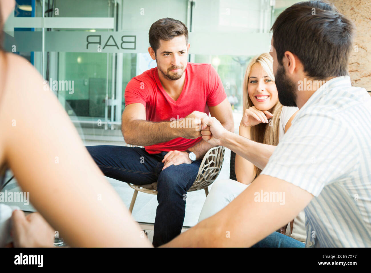 Due gli studenti di sesso maschile facendo fist bump Foto Stock