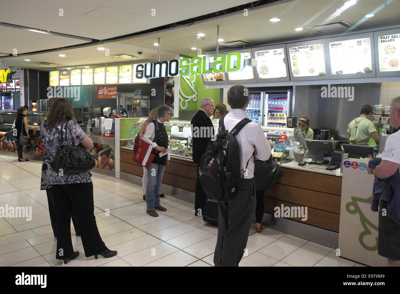 Lounge delle partenze dell'aeroporto di Sydney, terminal 2, area dell'atrio con negozi, caffetterie e ristoranti, nuovo galles del Sud, Australia Foto Stock