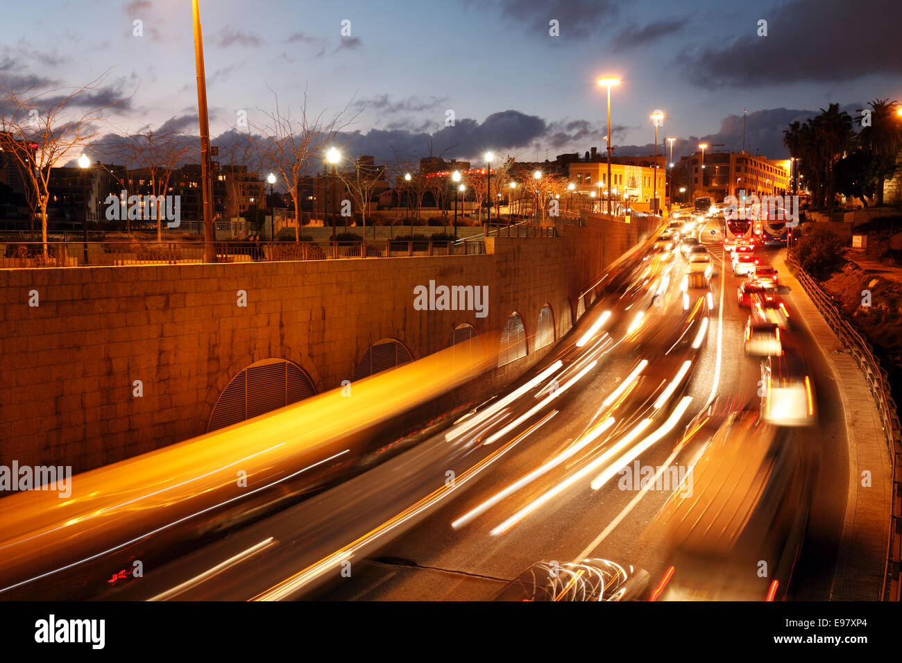 Di notte il traffico stradale luci, Gerusalemme, Israele Foto Stock