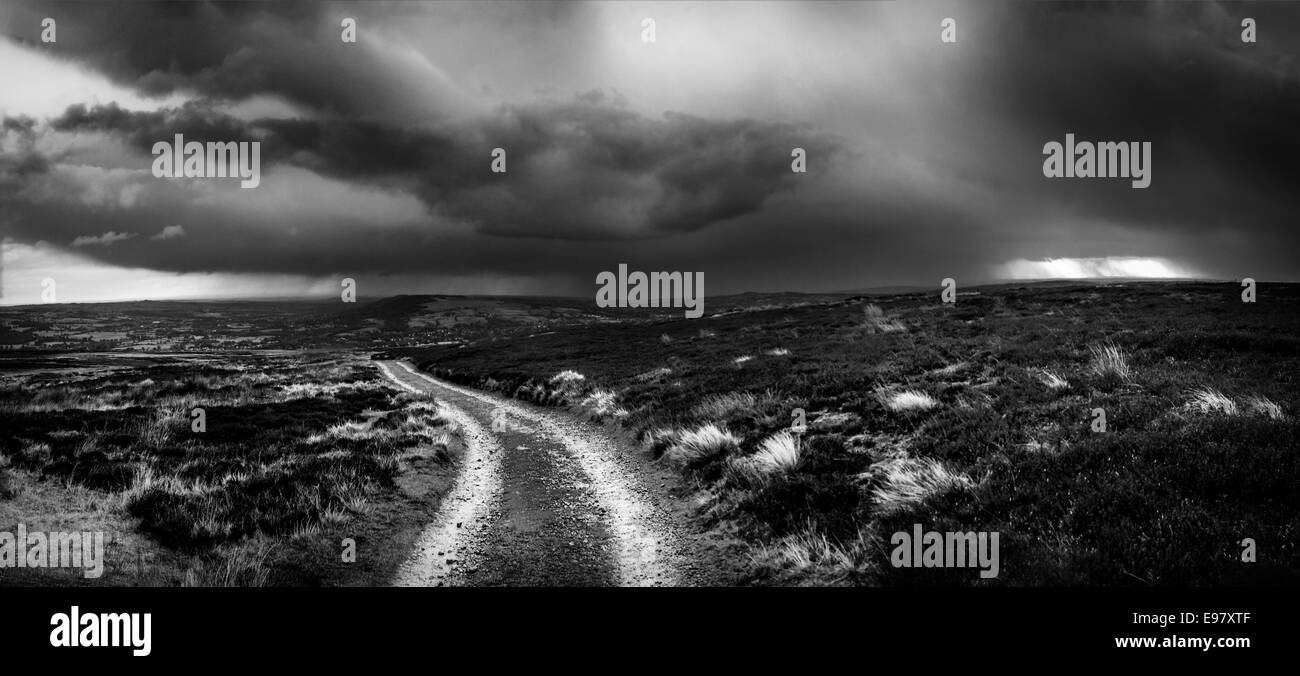 Strana la formazione di nube dalla estremità di coda di uragano Gonzalo su Burley moor percorso vicino a Ilkley. Foto Stock