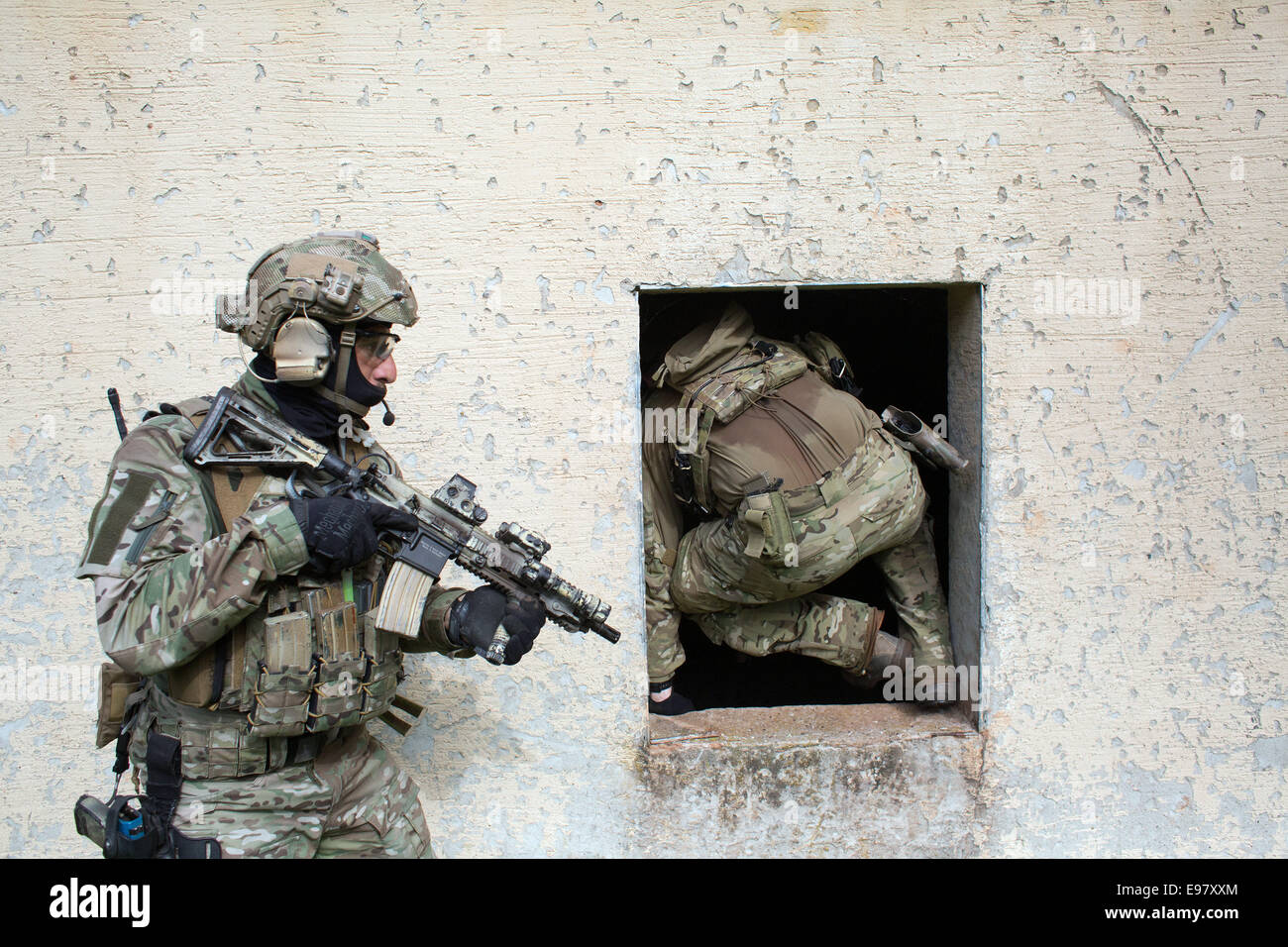 Stati Uniti Esercito e il polacco forze per le operazioni speciali condotta Close Quarters Combat training Foto Stock