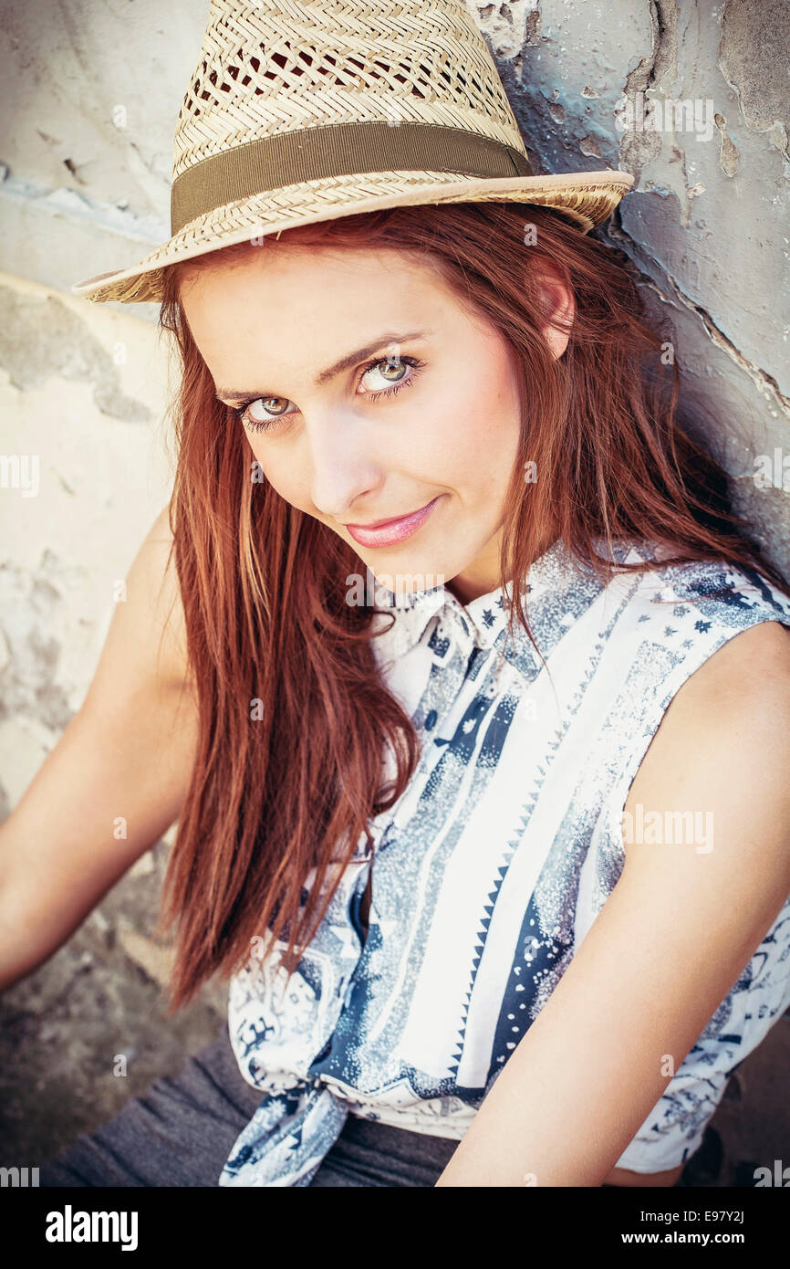 Ritratto di giovane donna con capelli castani e cappello per il sole Foto Stock